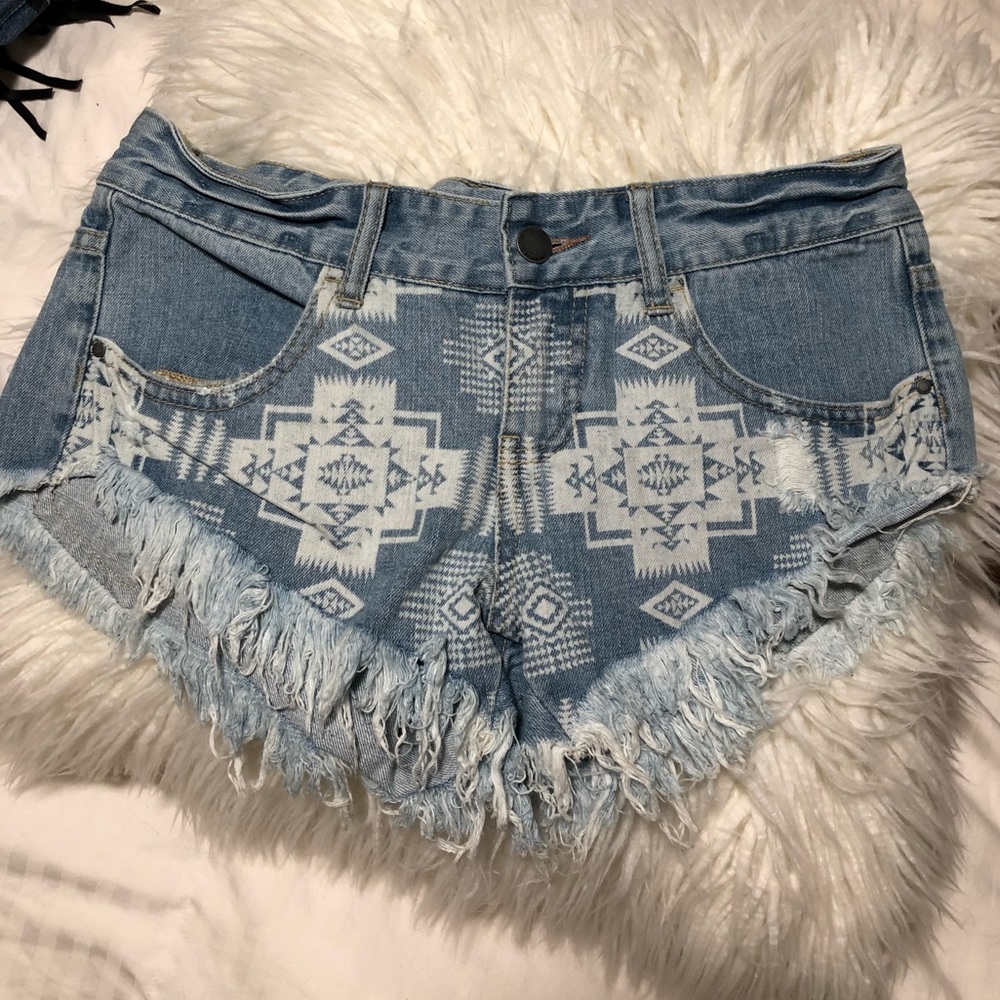 Billabong frayed Aztec shorts - laneway
